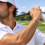 Golfista con pulsera bicolor de contraste más visible