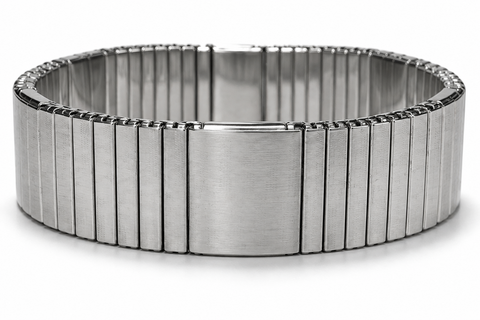 Pulsera expansible plateada en foto de estudio